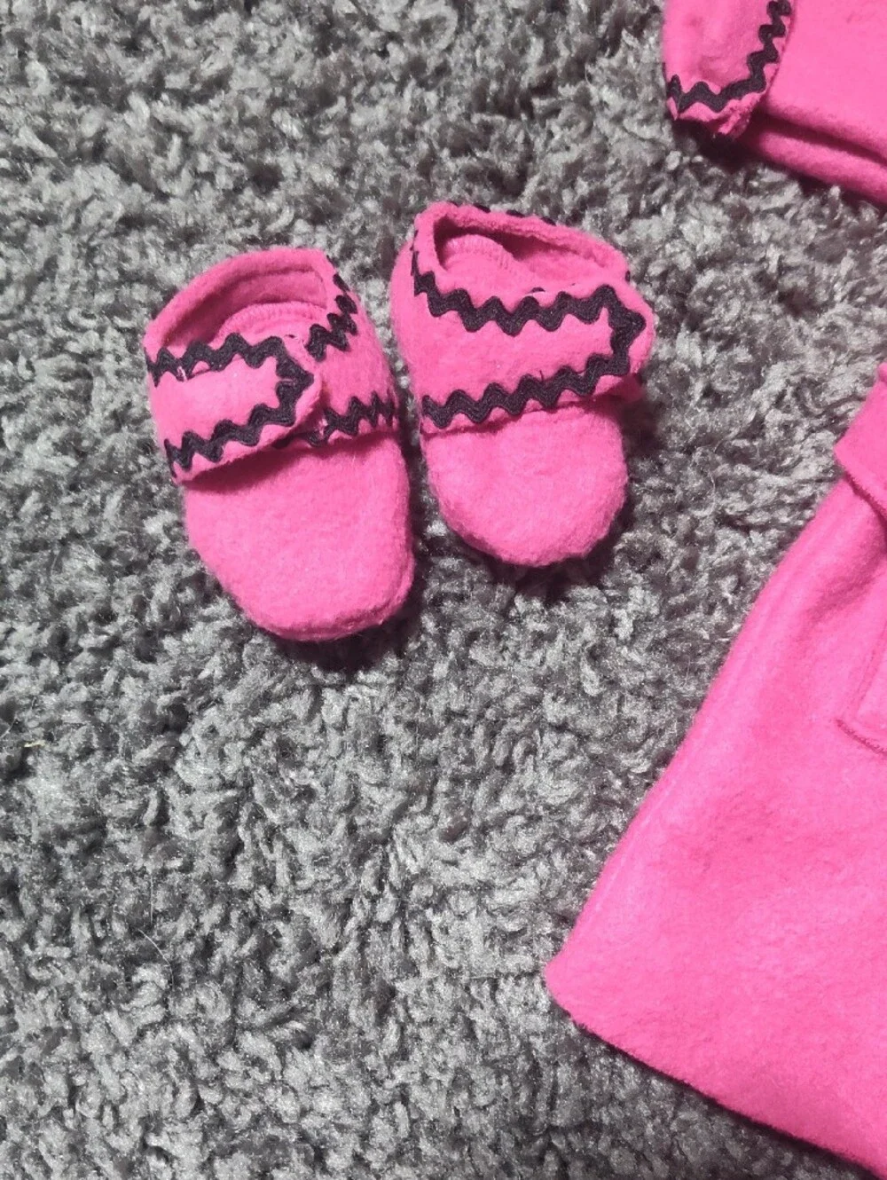 American Girl Bright Pink Doll Robe with Black Zigzag Trim And Slippers And Hair